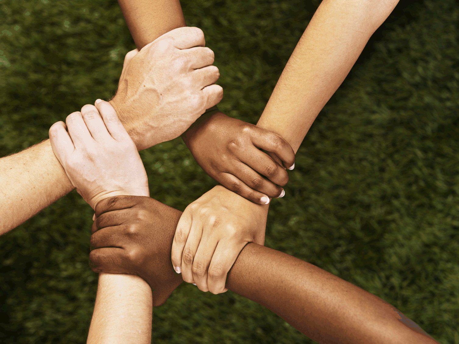 Hände greifen ineinander und stehen für das Miteinander