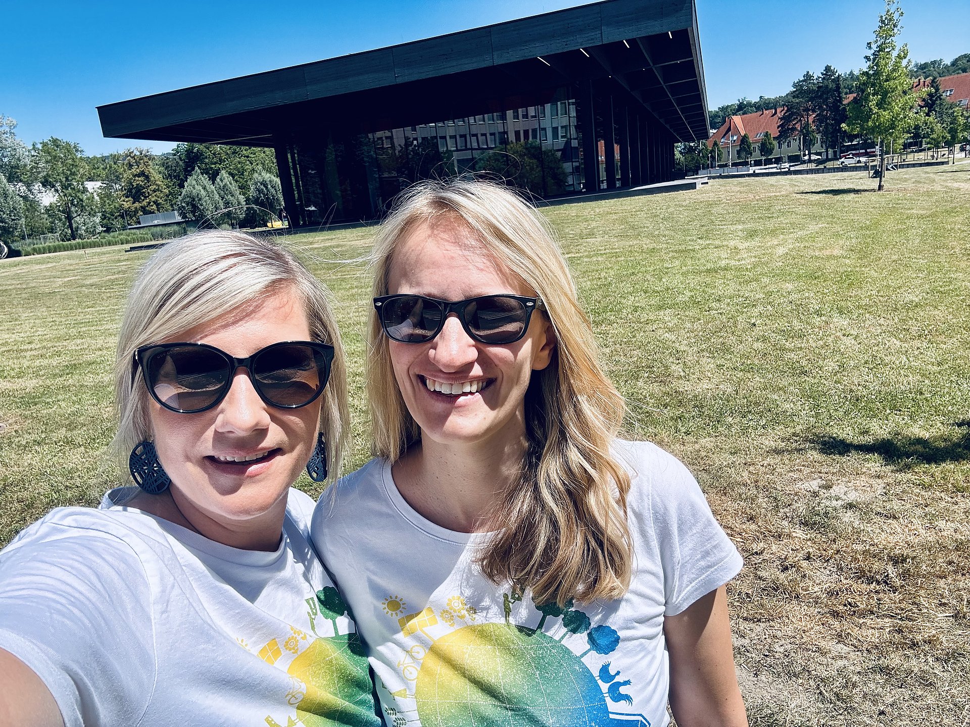 v.l. Bettina Jaksch-Fasthuber und Kristina Haselgrübler auf der JKU im Einsatz