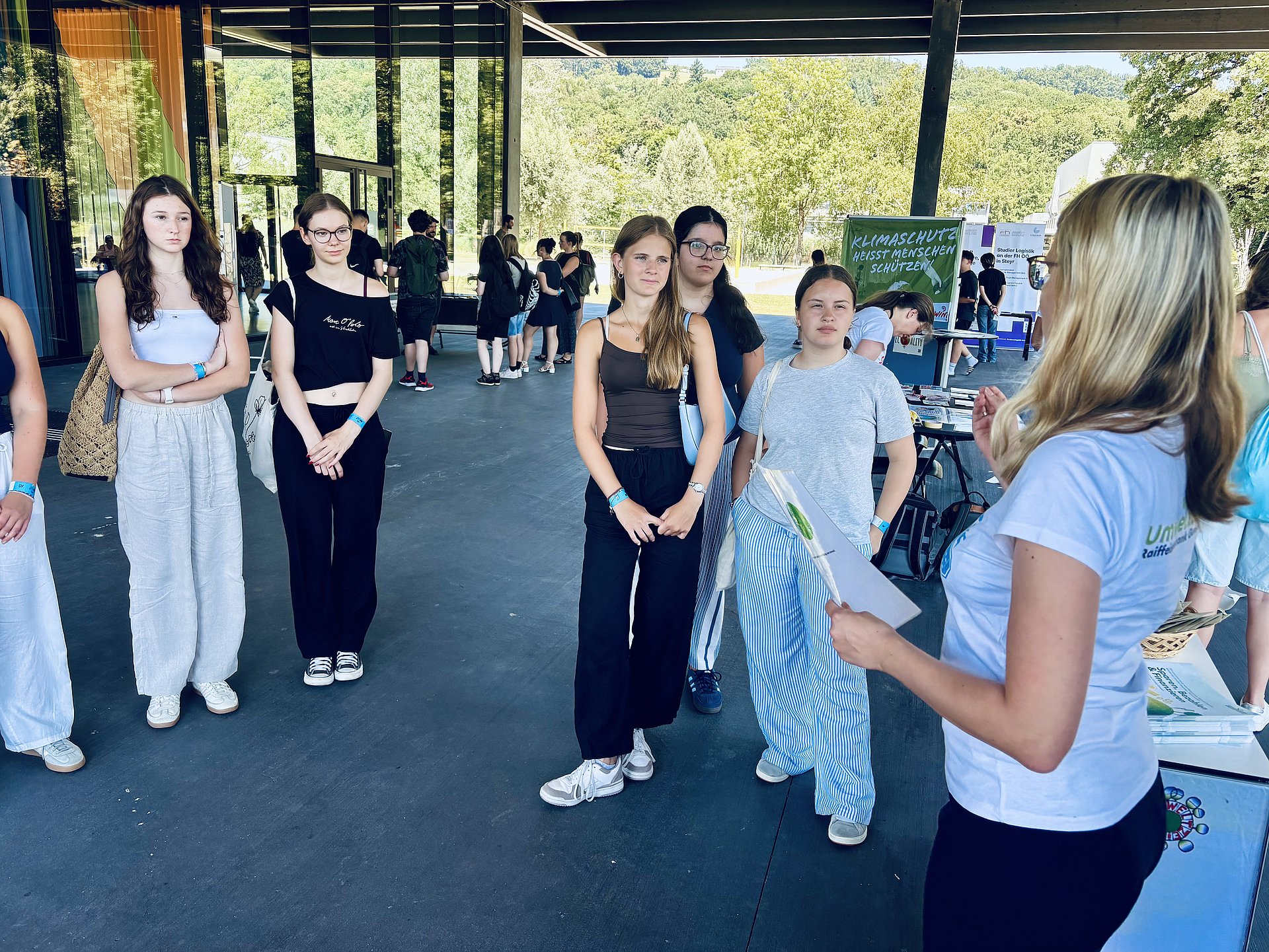 Die Jugendlichen im Gespräch mit Kristine Haselgrübler