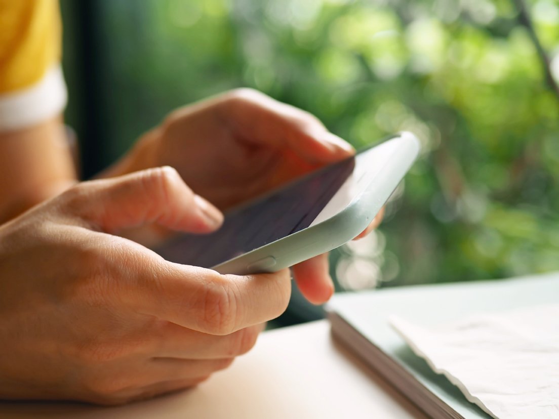 Hände halten Smartphone