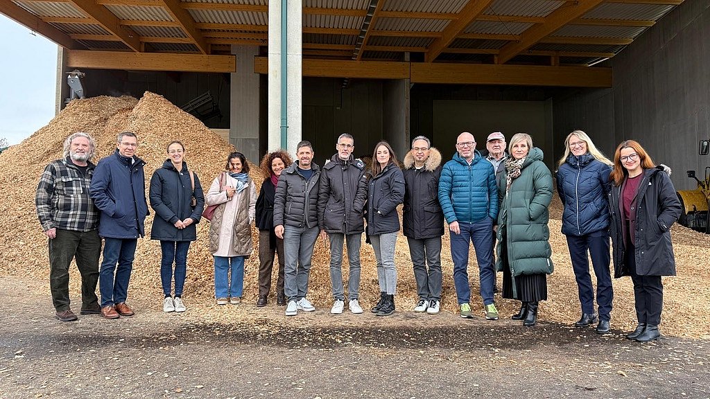 Delegation Ethical Banking der Raiffeisenkasse Bozen gemeinsam mit Vertretern des Umweltcenters zu Besuch im Nahwärmekraftwerk Sattledt. 