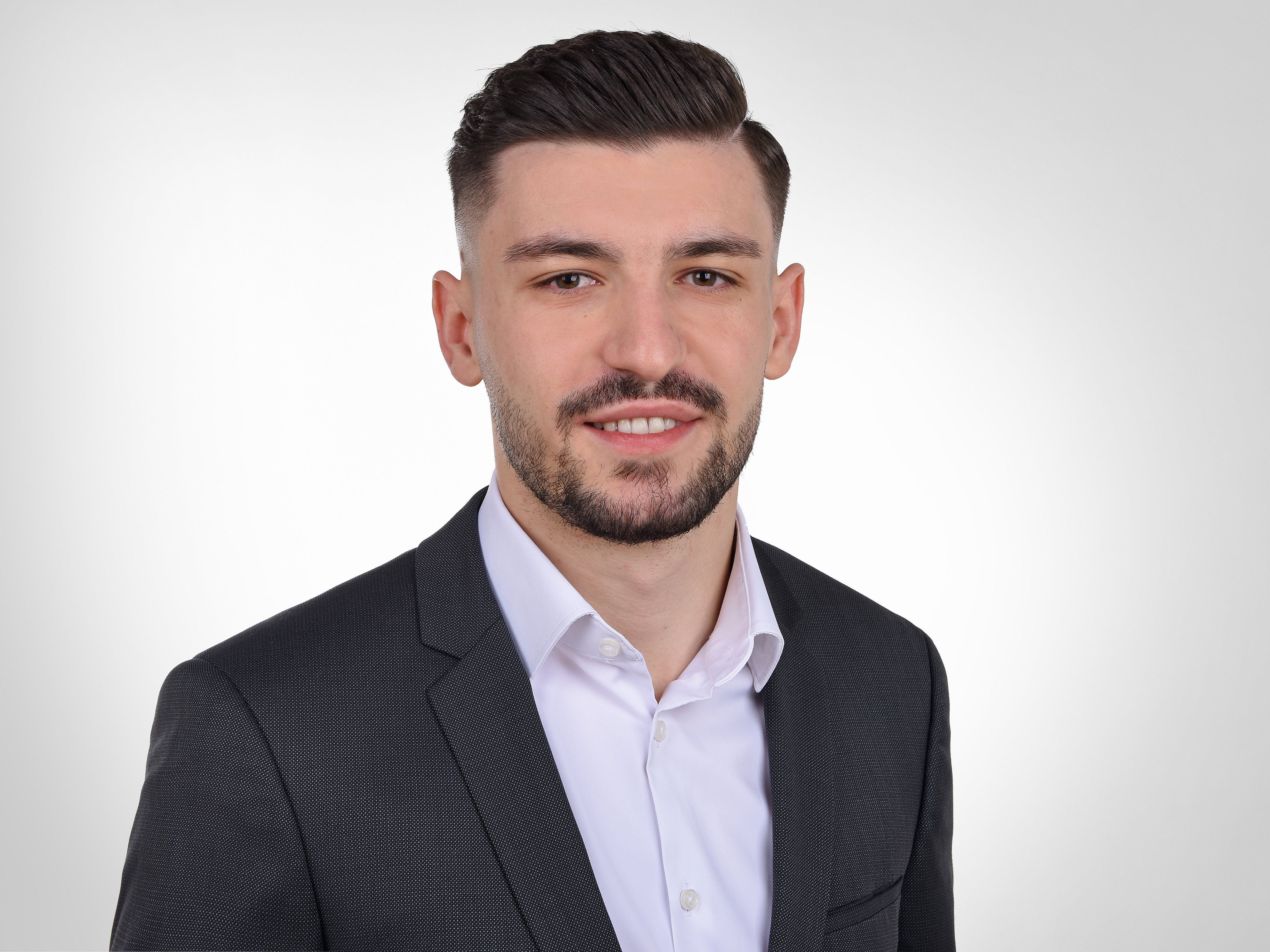 Jeton Curri, MBA, Firmenkundenbetreuer