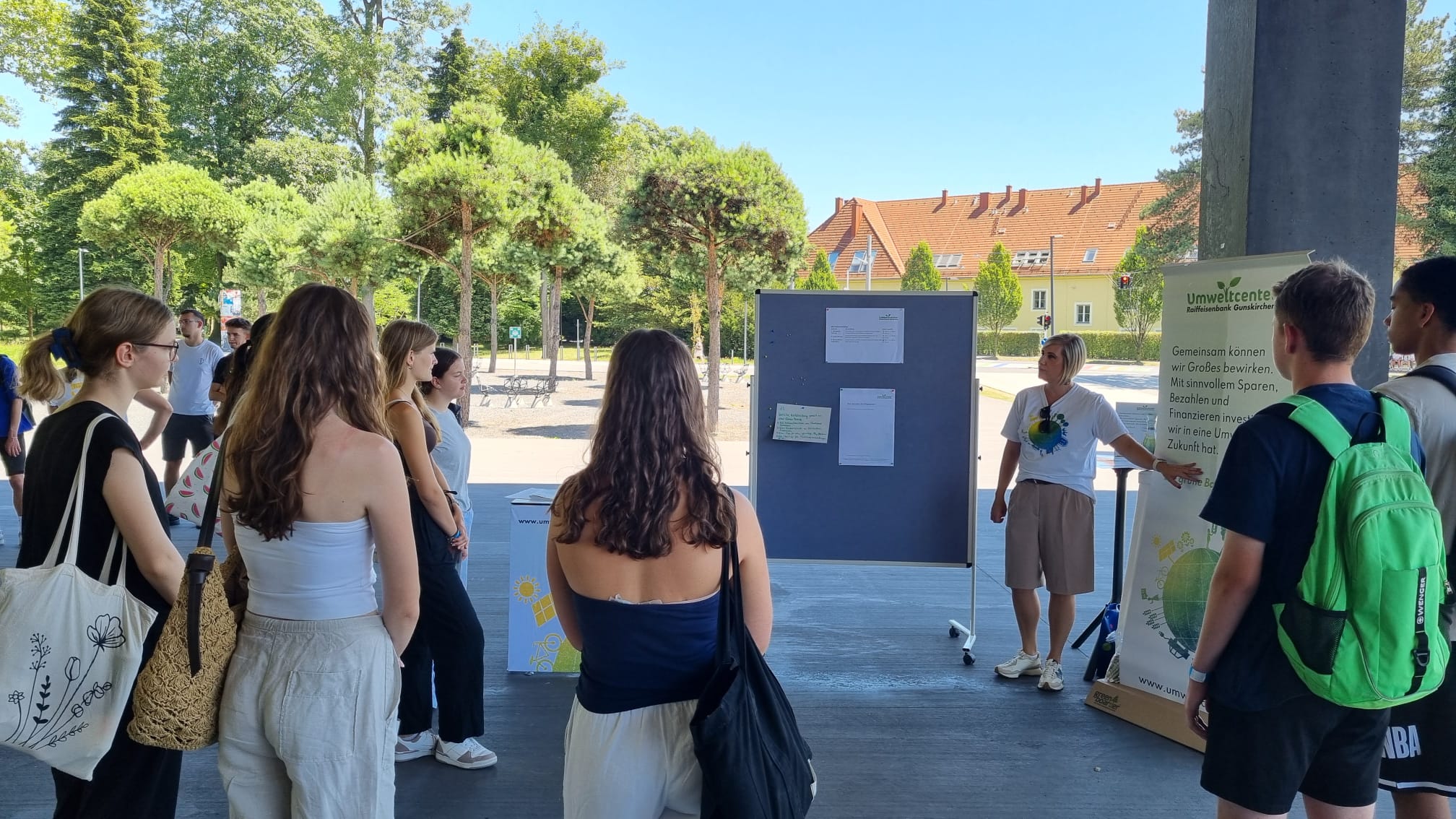 Die Jugendlichen beim Workshop "Green Branking - das Wirkungsspiel"